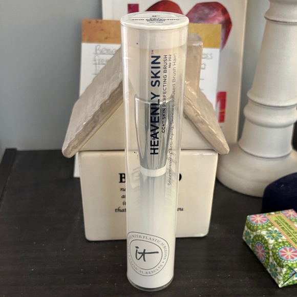 IT Cosmetics Heavenly Skin Perfecting Brush - Picture 1 of 3
